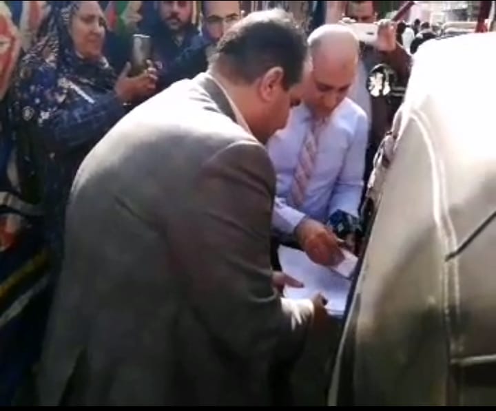 رئيس لجنة بالقليوبية يخرج لسيدة من ذوى الهمم للإدلاء بصوتها