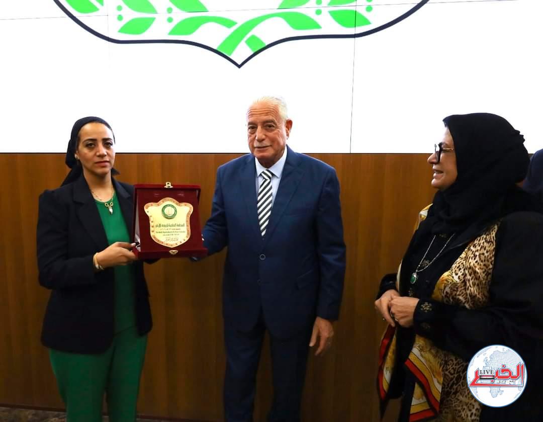 درع المنظمة العالمية لخريجى الأزهر.. لمحافظ جنوب سيناء