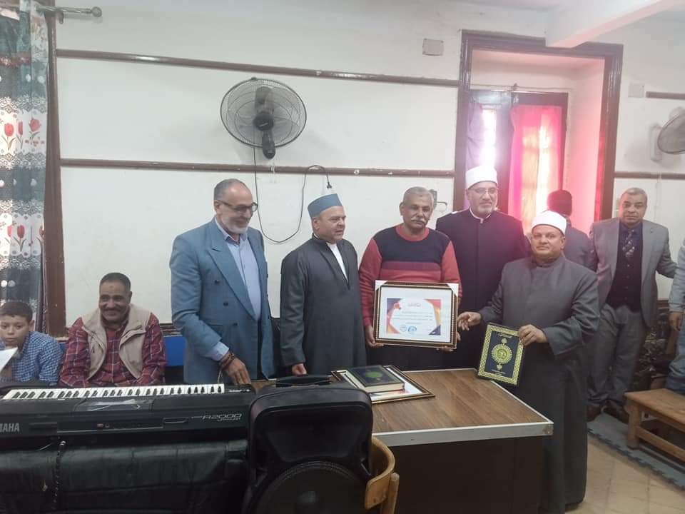 تكريم وكيل وزارة الأزهر بالفيوم و 4 موظفين 