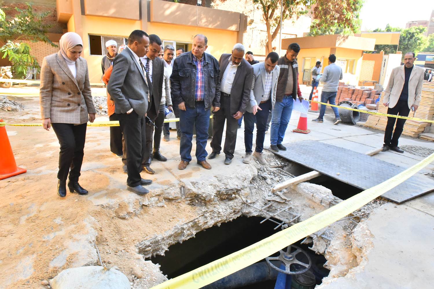 محافظ أسيوط يتفقد أعمال تطوير ورفع كفاءة محطة رفع صرف صحى البدارى 
