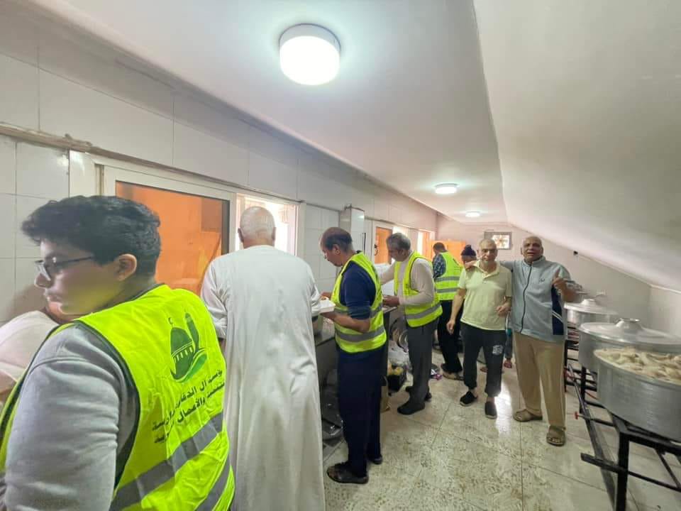 1000 وجبة غذائية ساخنة للعمالة اليومية بالغردقة - الخبر لايف