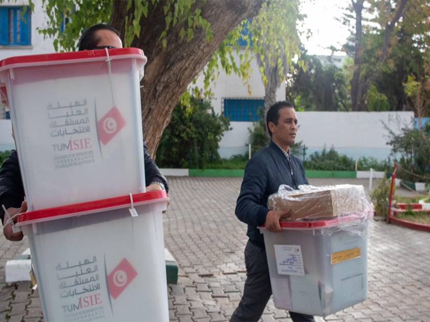 بدء الاقتراع لانتخاب أعضاء المجالس المحلية .. في تونس