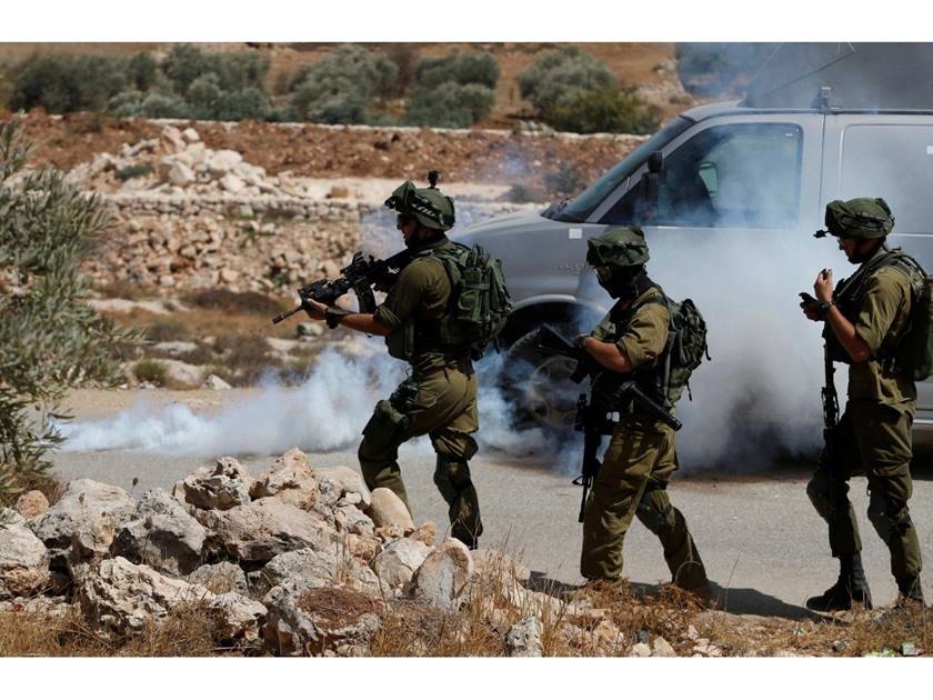 قوات الاحتـــ..لال تعتقل 10 فلسطينيين .. بينهم أسير محرر في الضفة الغربية
