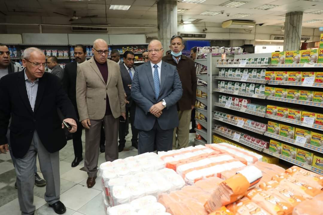 محافظ القاهرة يتفقد منافذ البيع بالمنطقة الغربية