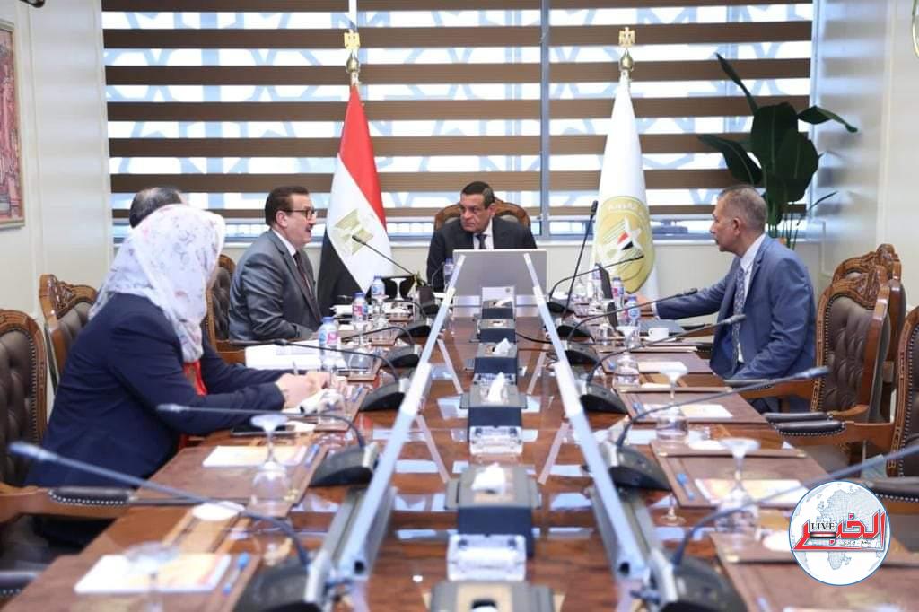 وزير التنمية المحلية يتابع مع محافظ المنوفية معدلات تنفيذ مشروعات الخطة الإستثمارية