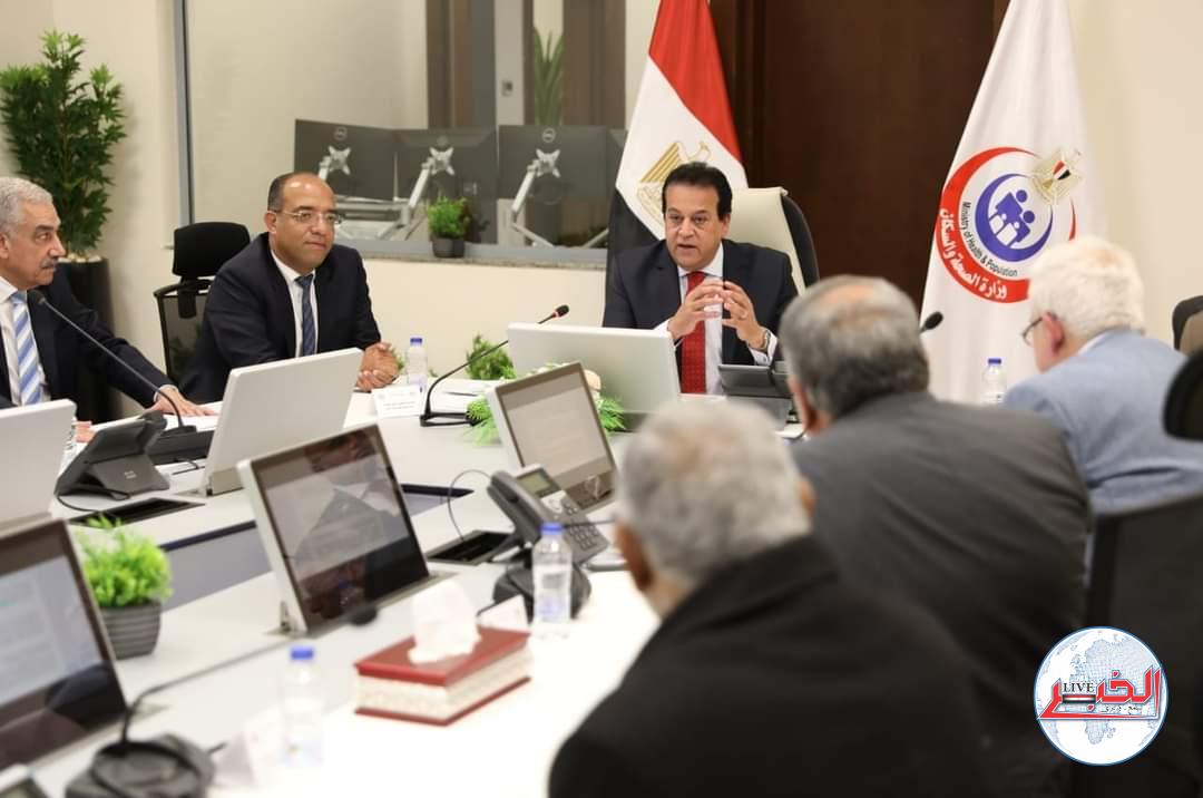 وزير الصحة يجتمع مع نقيبى الأطباء البشريين والأسنان و رئيس لجنة الصحة بمجلس الشيوخ