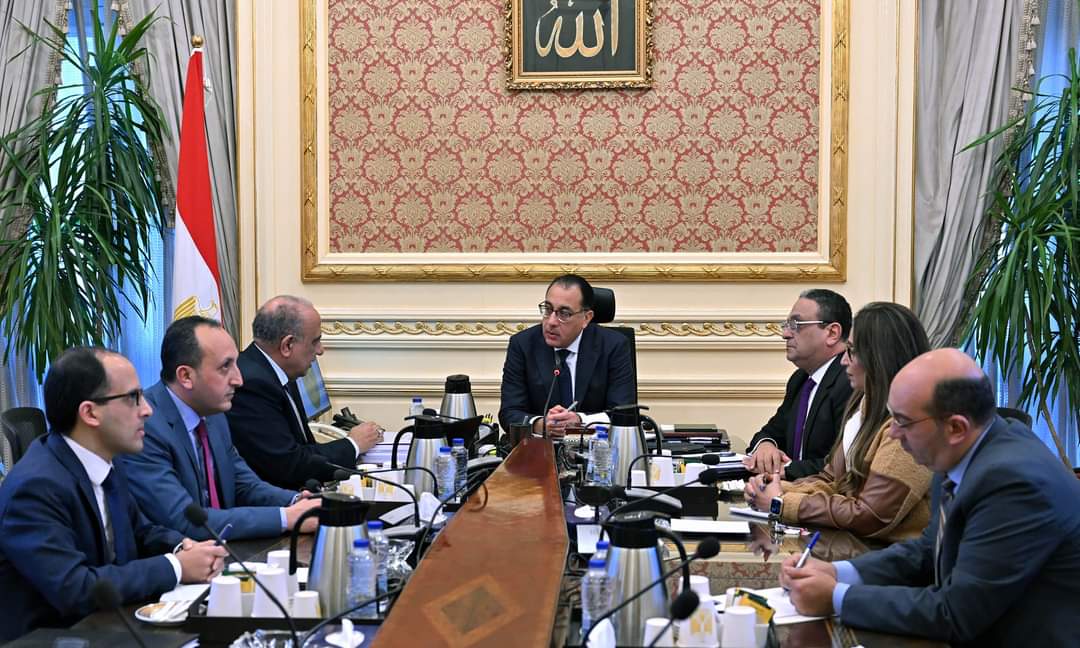 رئيس الوزراء يتابع مع وزير قطاع الأعمال تطوير محالج القطن وإعادة تأهيلها