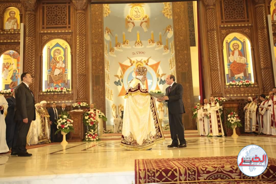 الرئيس يهدى البابا تواضروس "باقة ورود بيضاء" 