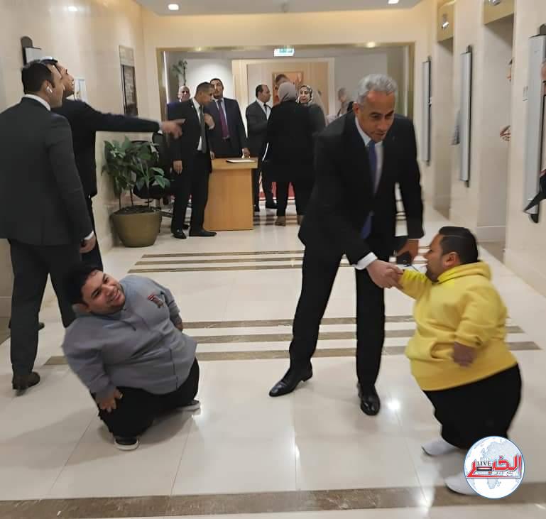 شحاتة يستقبل مواطنًا من "ذوي الهمم"..وإستجابة فورية بتوفير فرصة عمل