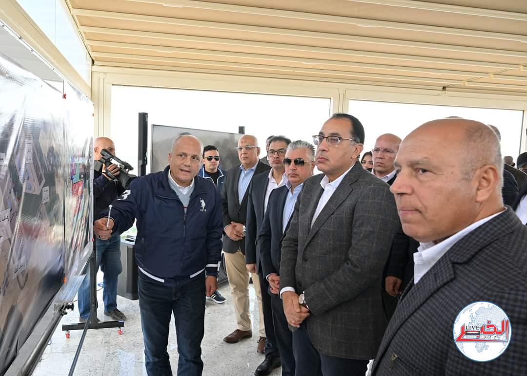 رئيس الوزراء يتفقد أعمال تطوير ورفع كفاءة طريق السويس - السخنة