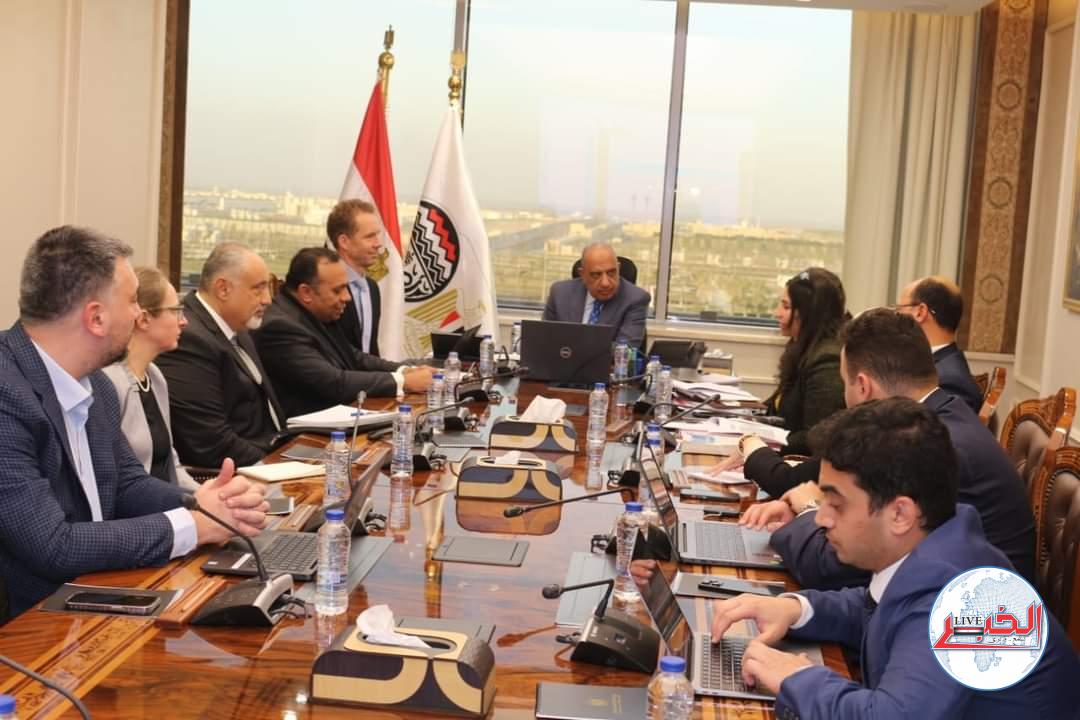 وزير قطاع الأعمال العام يبحث مع وفد البنك الدولي سبل التعاون المشترك
