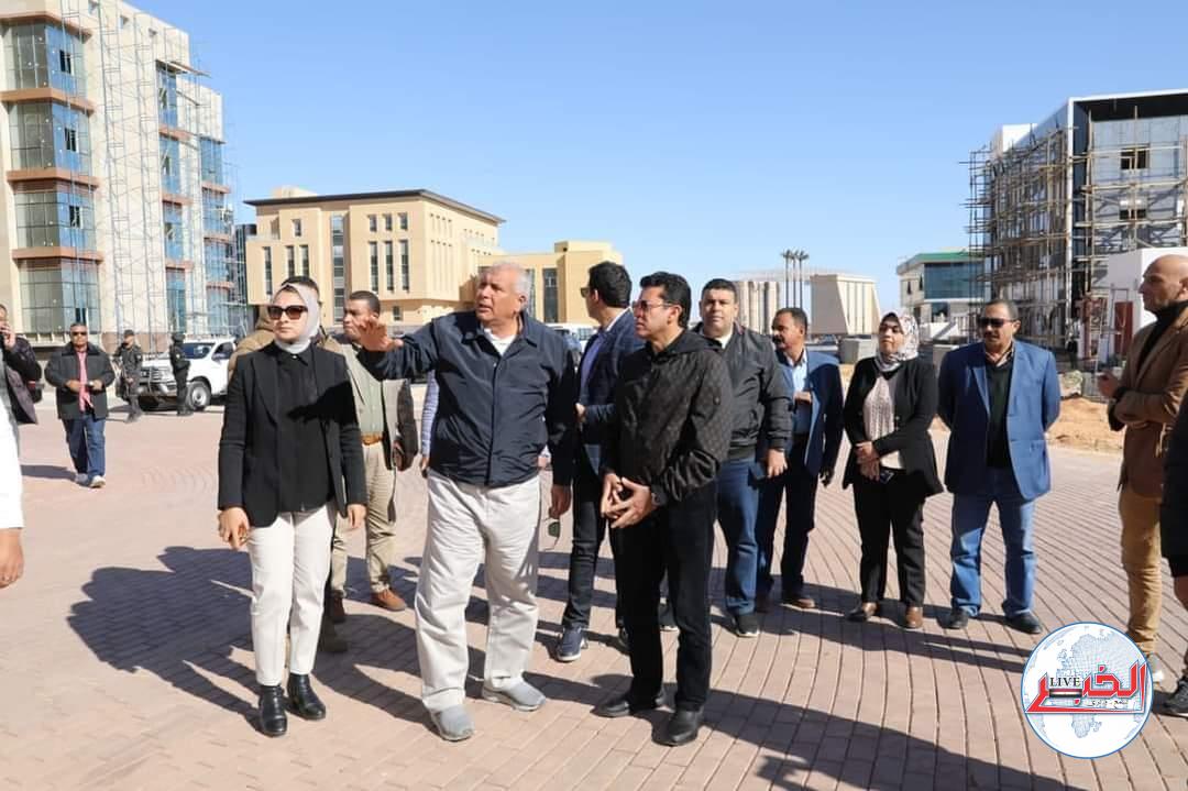 وزير الشباب يتفقد المدينة الرياضية ومضمار الهجن والفروسية الدولى بالوادى الجديد 