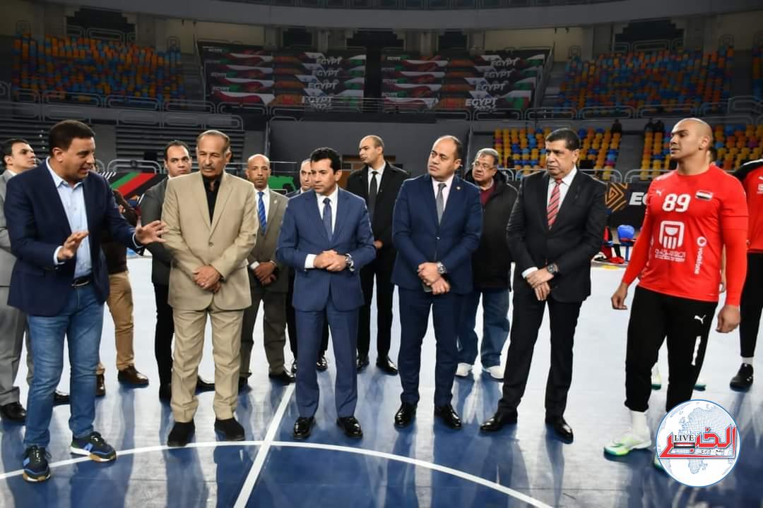 وزير الرياضة يؤازر لاعبى منتخب الفراعنة قبل لقاء غينيا 