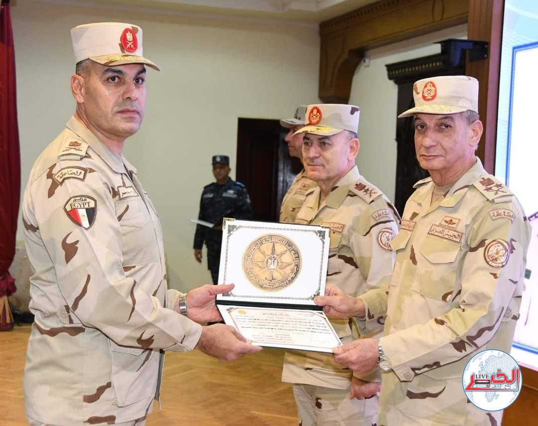 وزير الدفاع يلتقى عدداً من قادة وضباط القوات المسلحة بالمنطقة المركزية العسكرية