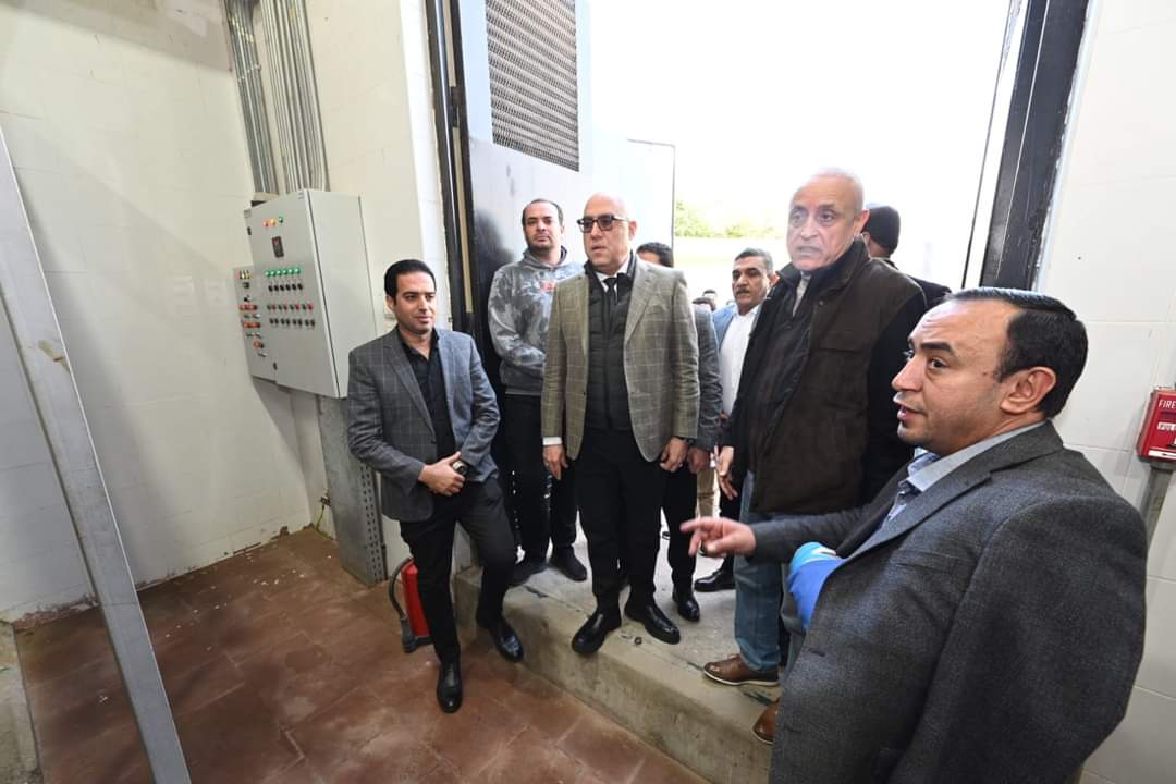 وزير الإسكان يتفقد رافع الصرف الصحى الرئيسى بالشروق 