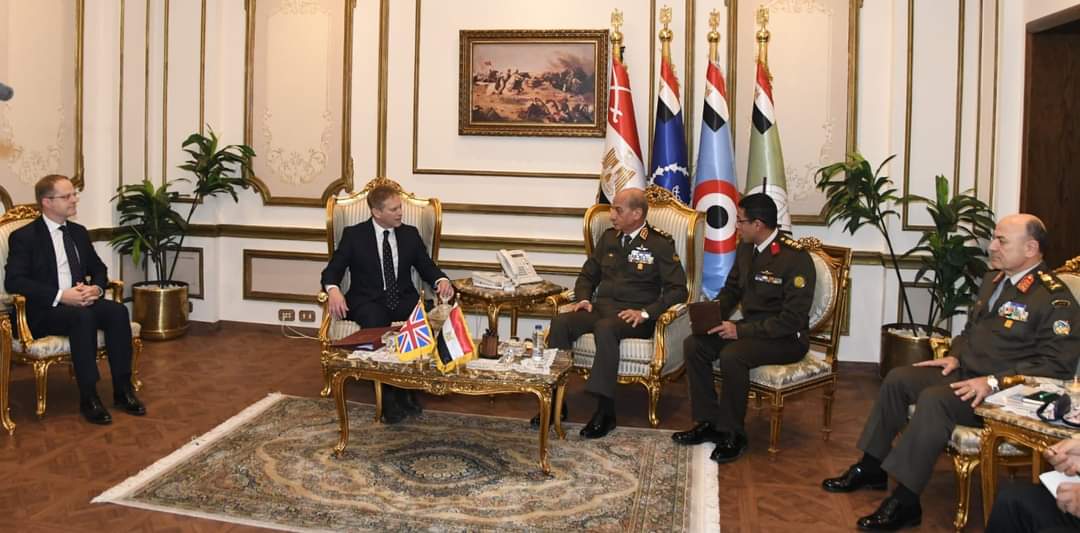 وزير الدفاع بحث مع نظيره البريطانى دعم الأمن والاستقرار بالمنطقة 