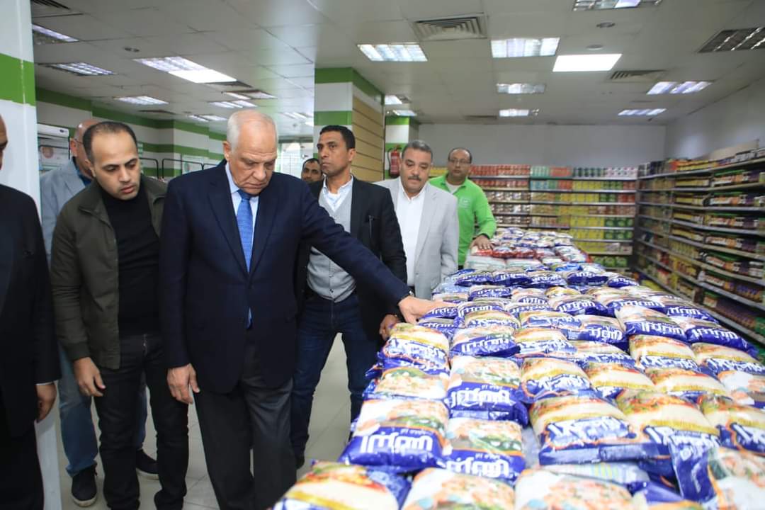 محافظ الجيزة : إجراءات مكثفة لتوفير السلع الإستراتيجية بالأسواق والمنافذ