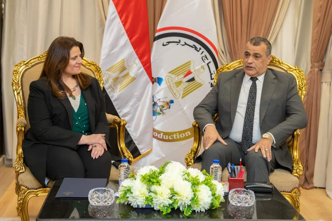 وزير الإنتاج الحربى : إنشاء مصانع لتحويل مخلفات أشجار الموز إلي ورق وأسمدة ومنسوجات بالتعاون مع " بابيروس" الاسترالية