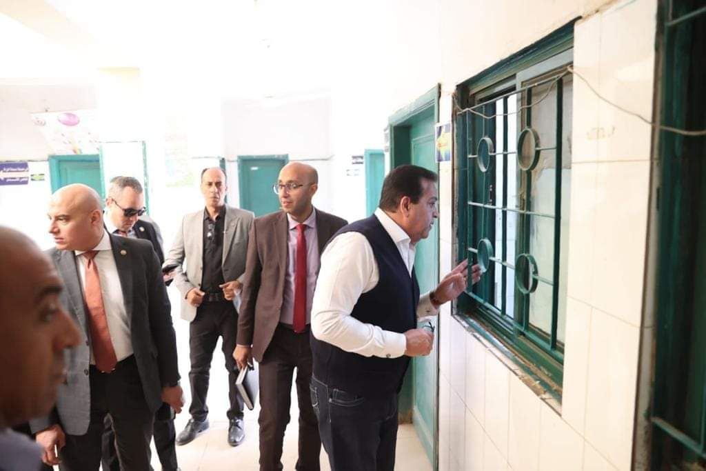 إقالة مدير الرعاية الأساسية بالجيزة وتحويل العاملين بالوحدة الصحية ب«العطف»للتحقيق 