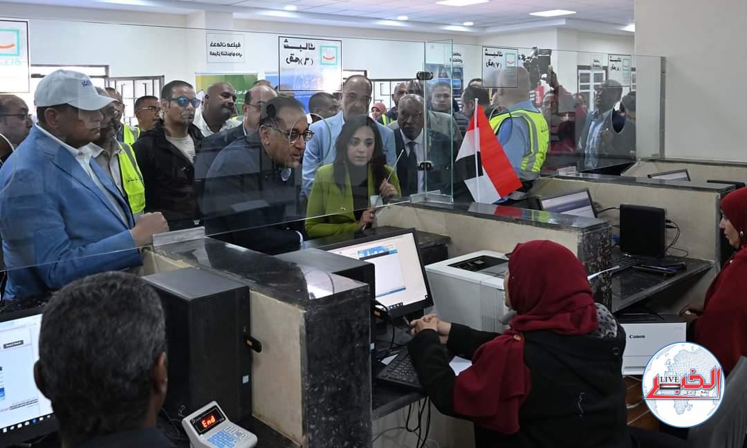 رئيس الوزراء يتفقد مجمع الخدمات الحكومية بقرية فارس بأسوان 