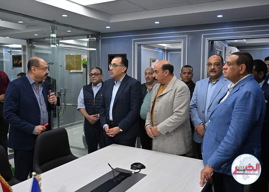 رئيس الوزراء يتفقد مركز نظم المعلومات والتحول الرقمى بأسوان 