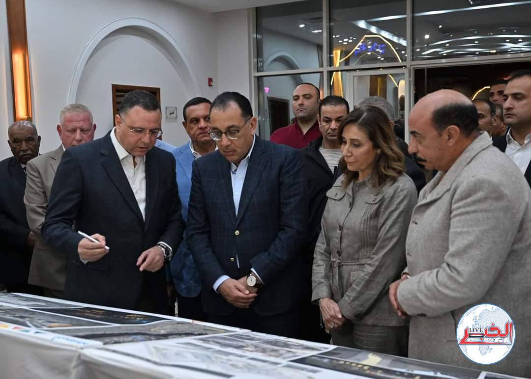 رئيس الوزراء يتفقد مكتبة مصر العامة بأسوان ويشهد عدداً من الأنشطة الفنية 