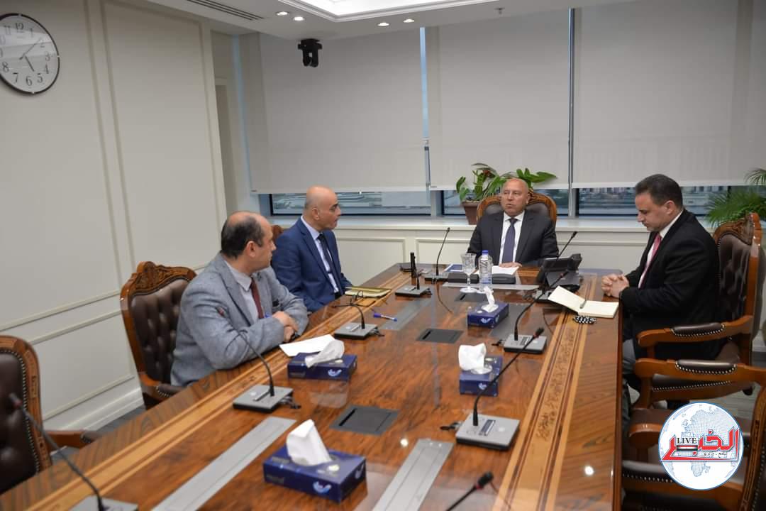 الوزير يتابع معدلات نقل البضائع والشاحنات عبر الخط العربى للنقل البرى والبحري الرابط بين مصر والأردن والعراق