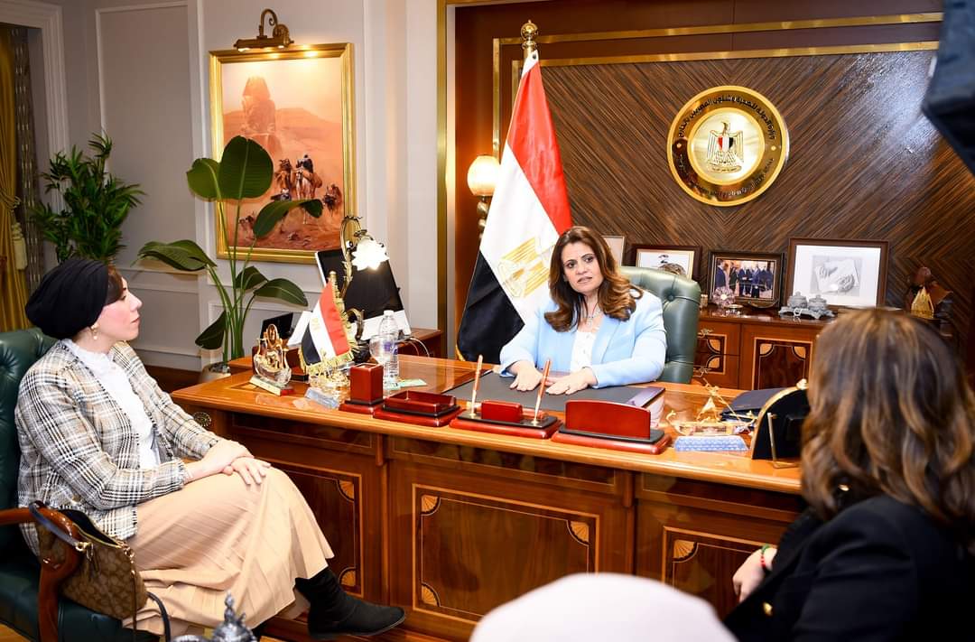 وزيرة الهجرة تبحث مع رئيس مؤسسة "آرت توداى" المشاركة فى ملتقى "تمكين المرأة بالفن"وانضمام الفنانات المصريات 