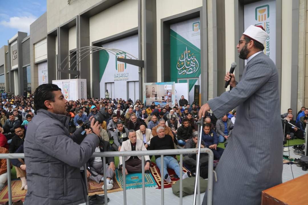 عشرات الآلاف من زائرى معرض القاهرة الدولى للكتاب يؤدون صلاة الجمعة