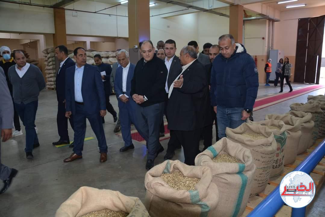 وزير التجارة يزور بعض مصانع المنطقة الصناعية بالعبور