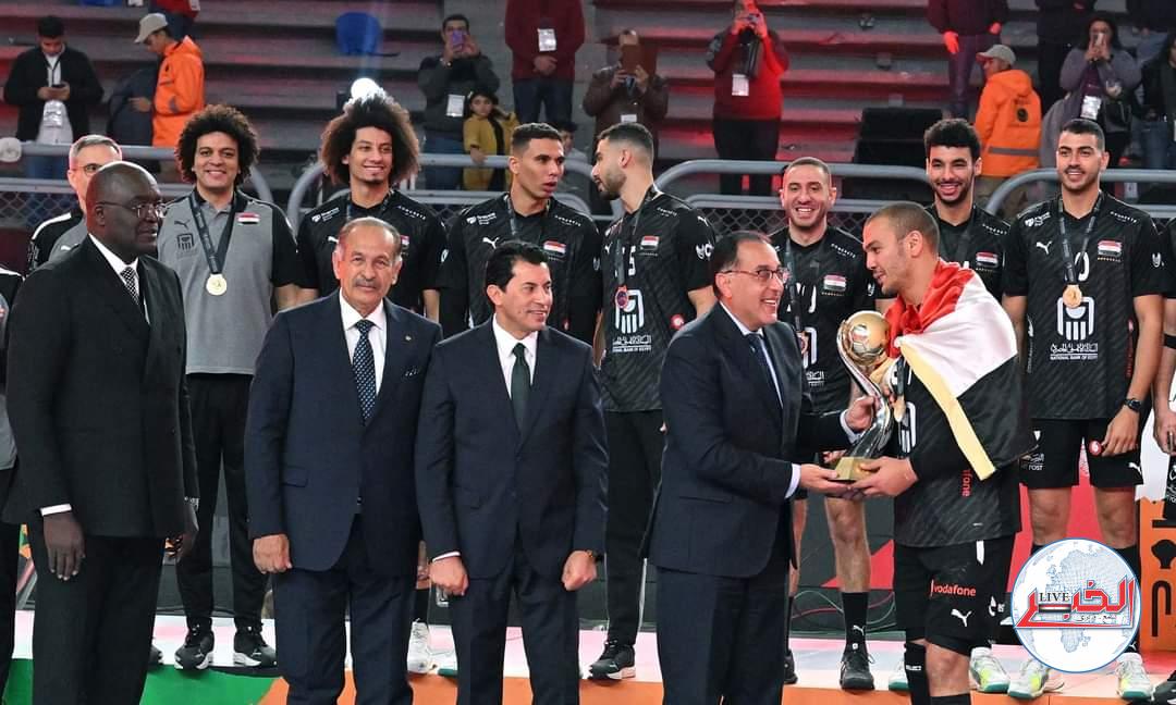 مدبولى يسلم كأس  أفريقيا لكرة اليد إلى منتخب مصر