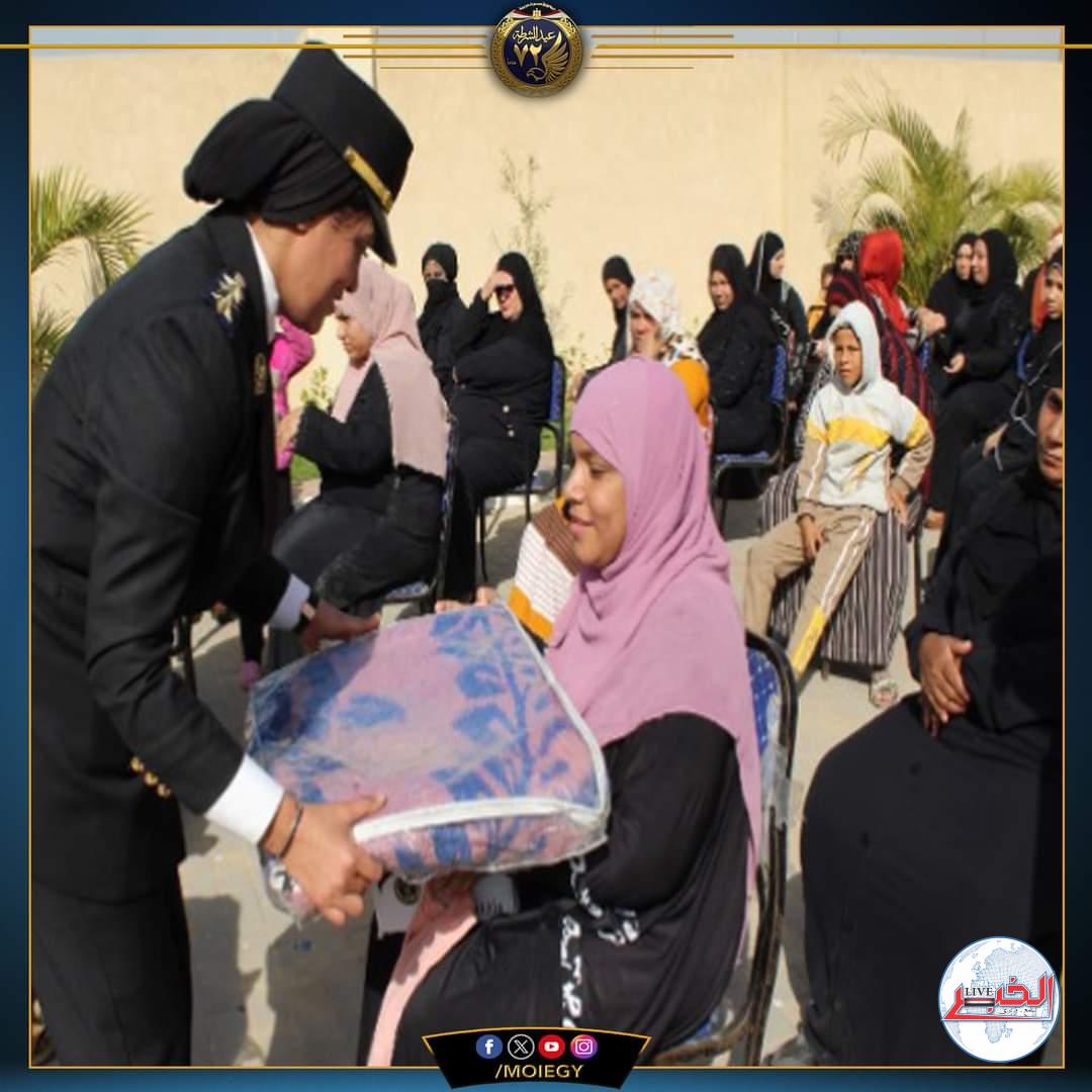 قوافل الداخلية الإنسانية توزع الهدايا على المواطنين بالمناطق الأولى بالرعاية