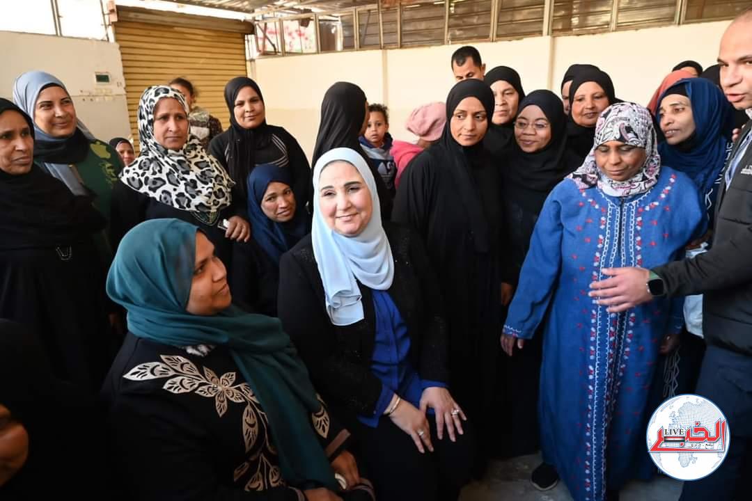 وزيرة التضامن تتفقد مشروع المجمع الصناعى للمرأة والشباب بالمعنا بقنا 