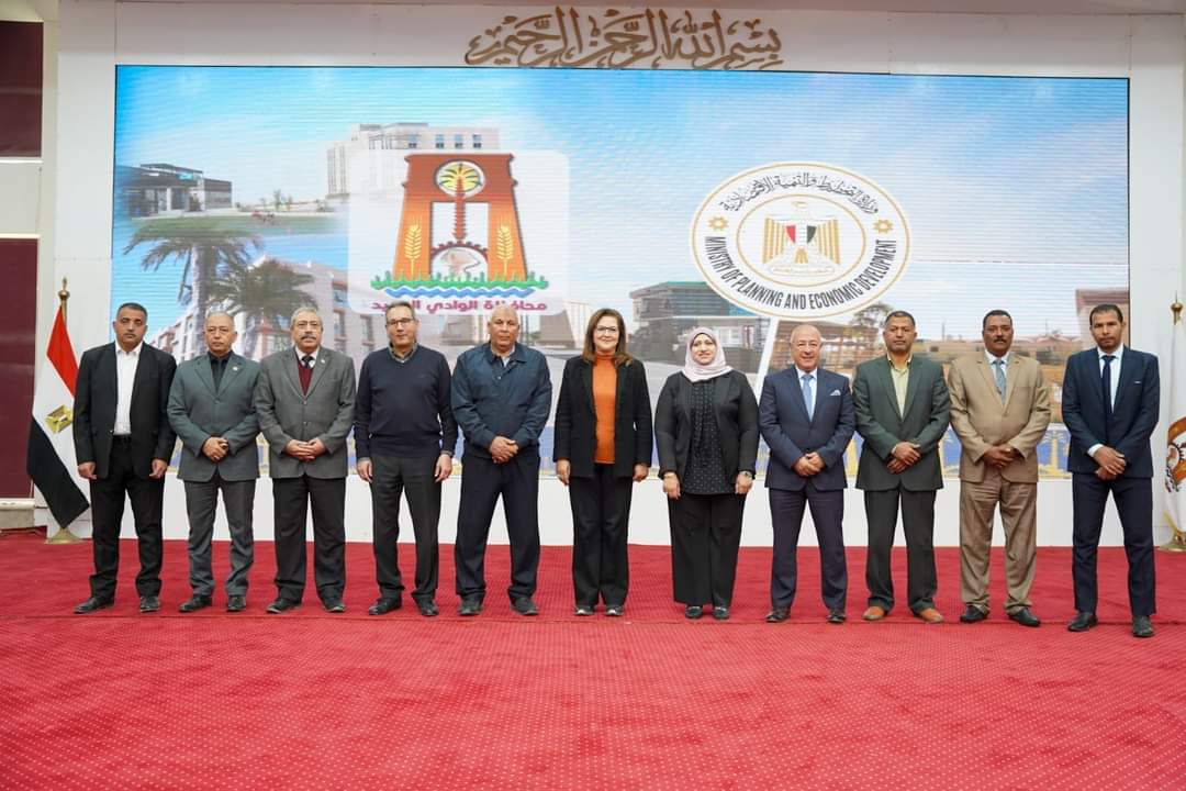 وزيرة التخطيط تلتقى القيادات والعاملين بالعاصمة الإدارية بالوادى الجديد 