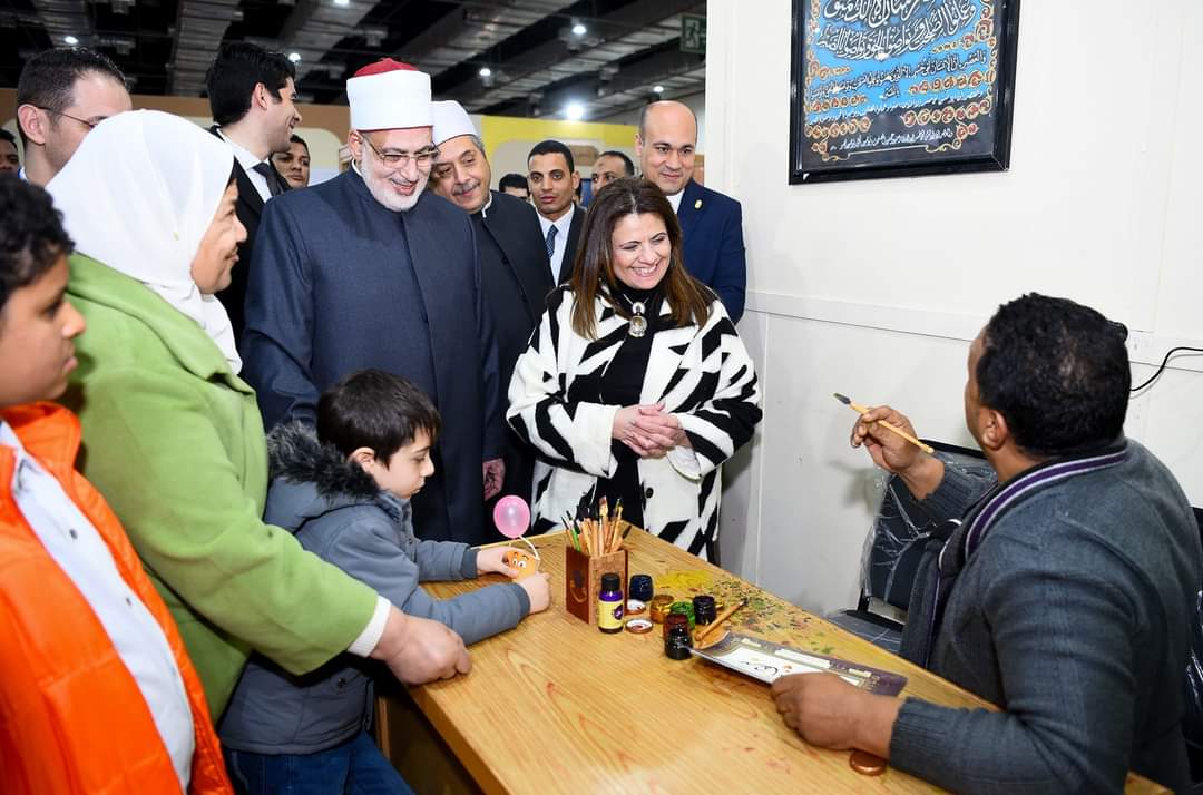 وزيرة الهجرة تتفقد جناح الأزهر الشريف بمعرض القاهرة الدولى للكتاب