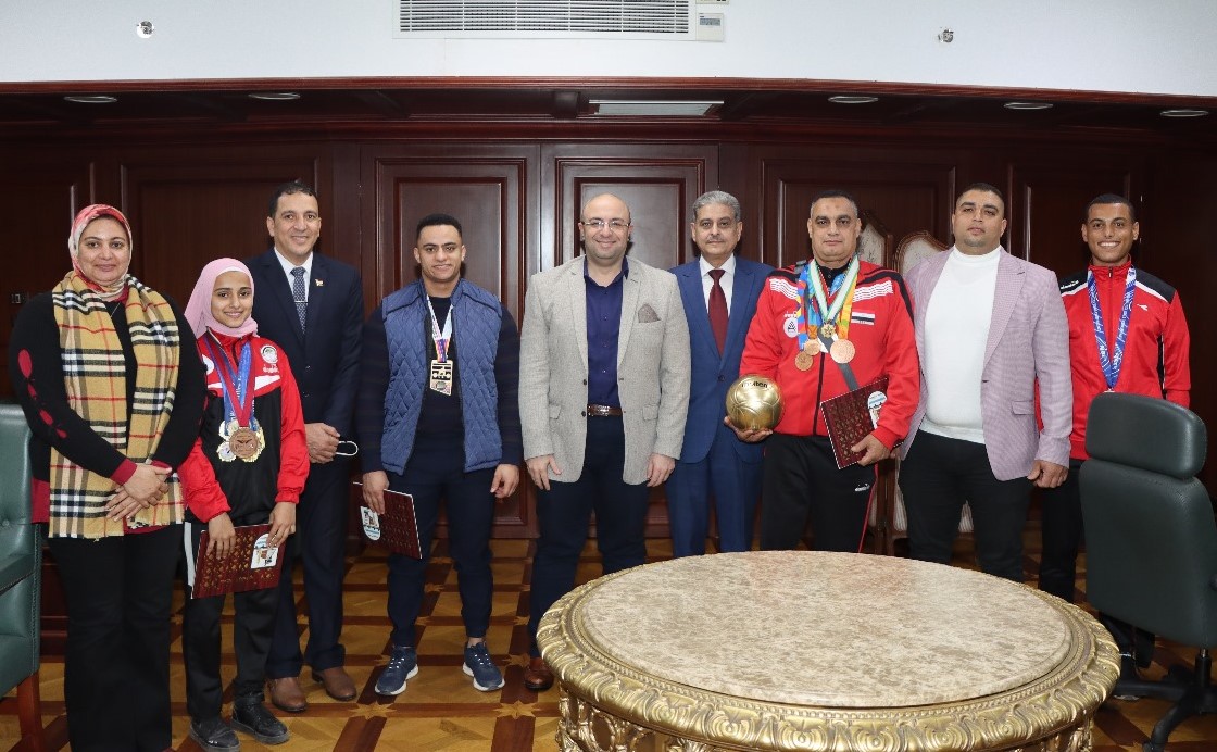 محافظ بنى سويف يكرم  أبطال الذهب والفضة