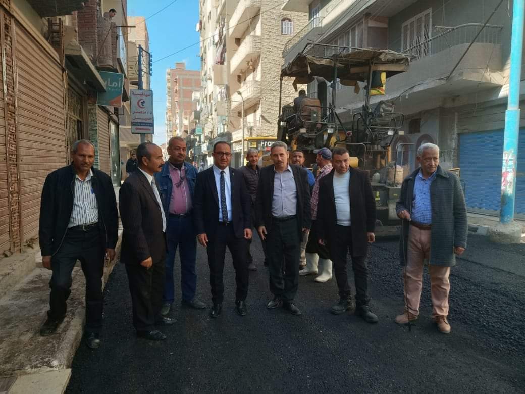 إعادة رصف وتأهيل الشوارع الرئيسية بأبوقرقاص 