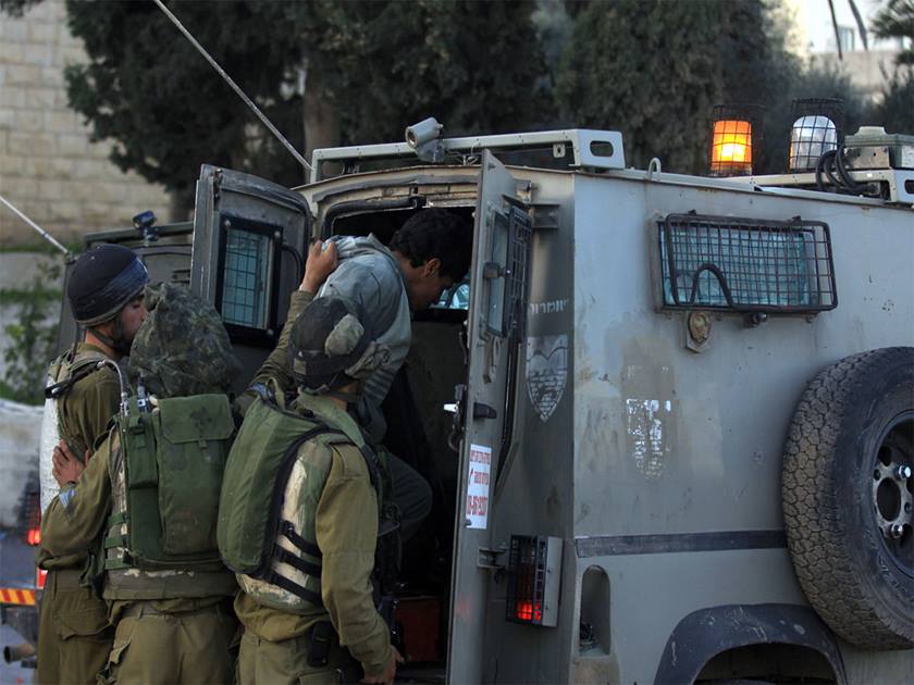 الاحتلال الاسرائيلي يعتقل عشرات الفلسطينيين .. من محافظات الضفة الغربية
