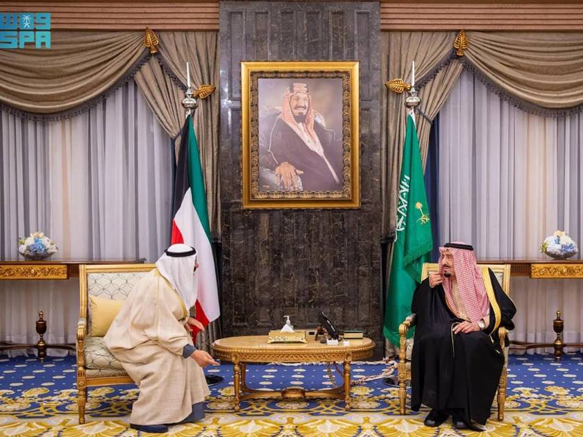 خادم الحرمين الشريفين وأمير الكويت .. يستعرضان العلاقات الثنائية