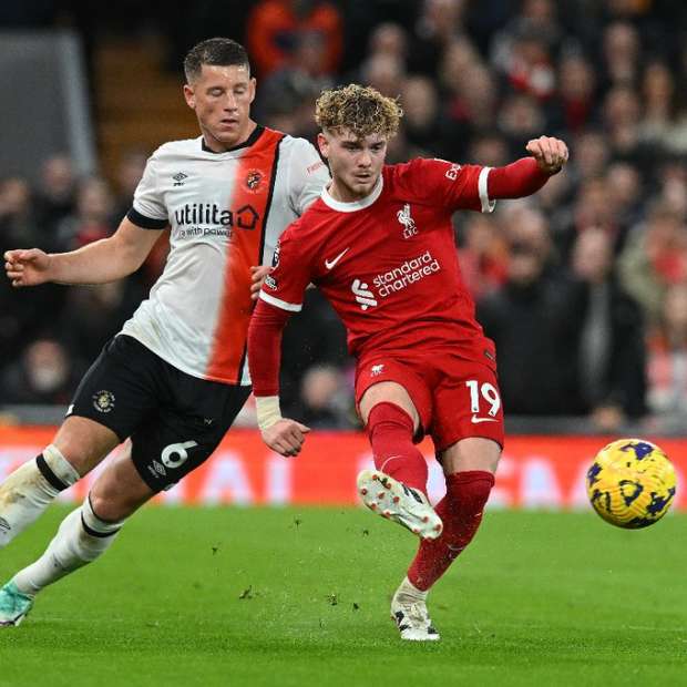 ليفربول يكتسح لوتون برباعية في الدوري الإنجليزي