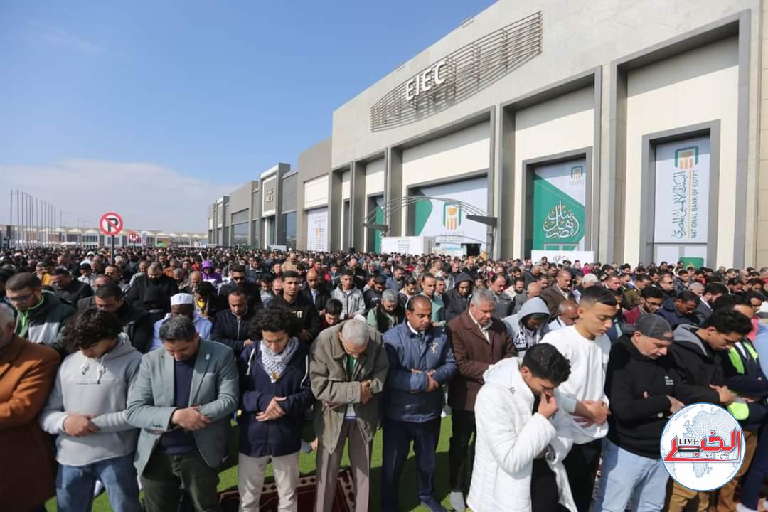 الآلاف من زوار معرض الكتاب يؤدون صلاة الجمعة 