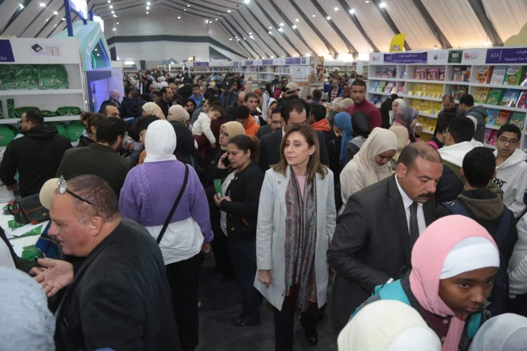 وزيرة الثقافة تتفقد أجنحة معرض الكتاب 55 وُتشيد بالإقبال الجماهيرى