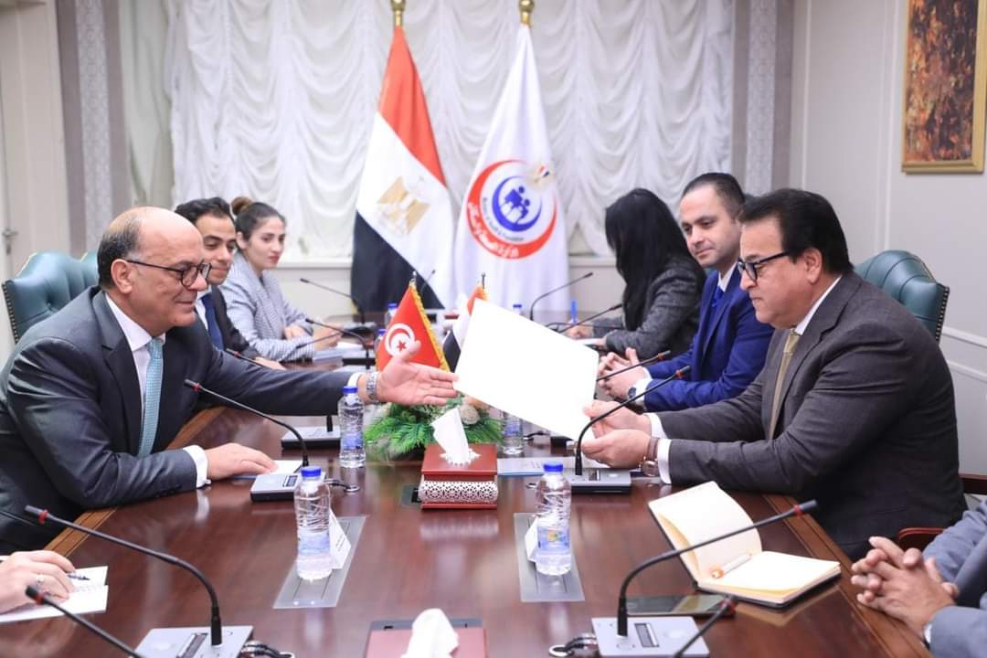 وزير الصحة يبحث مع السفير التونسى التعاون بين البلدين فى القطاع الطبى