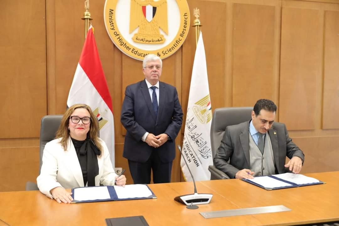 وزير التعليم العالى يشهد توقيع اتفاق تعاون بين جامعة القاهرة "الفرع الدولى "وجامعة إيست لندن