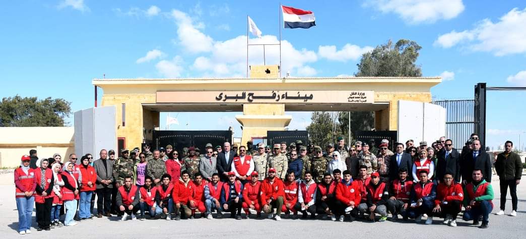 وفد من أعضاء التمثيل العسكرى المعتمدين بالقاهرة يزور معبر رفح ومستشفى العريش