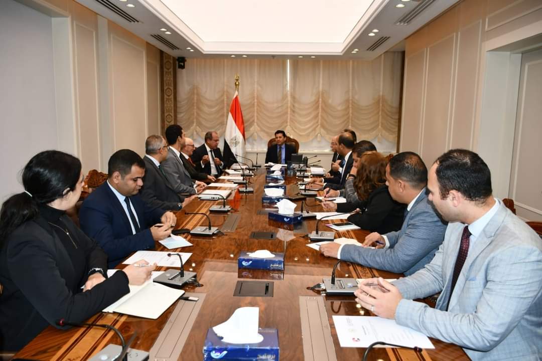 وزير الشباب والرياضة يبحث تعزيز التعاون المشترك مع الجامعة البريطانية بمصر