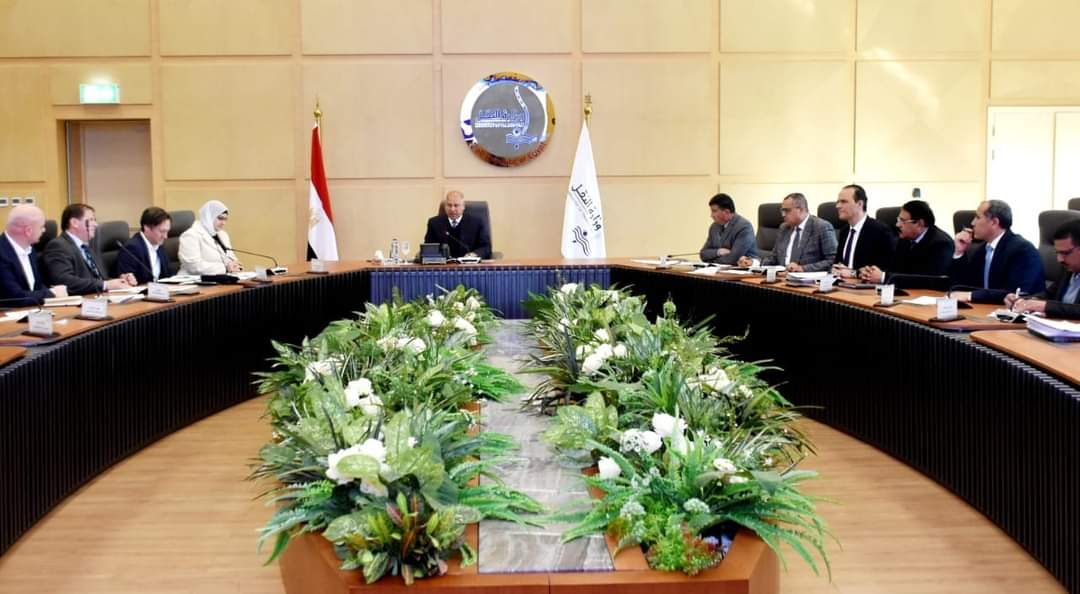 وزير النقل يتابع مع الرئيس التنفيذي لشركة سيمنز العالمية أعمال تنفيذ الخط الأول للقطار الكهربائى السريع 