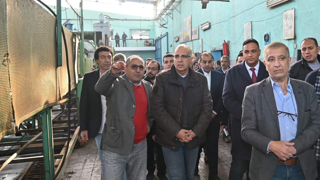 وزير الرى يتفقد مصنعى إنتاج مواسير الصرف المغطى بالدقهلية والغربية