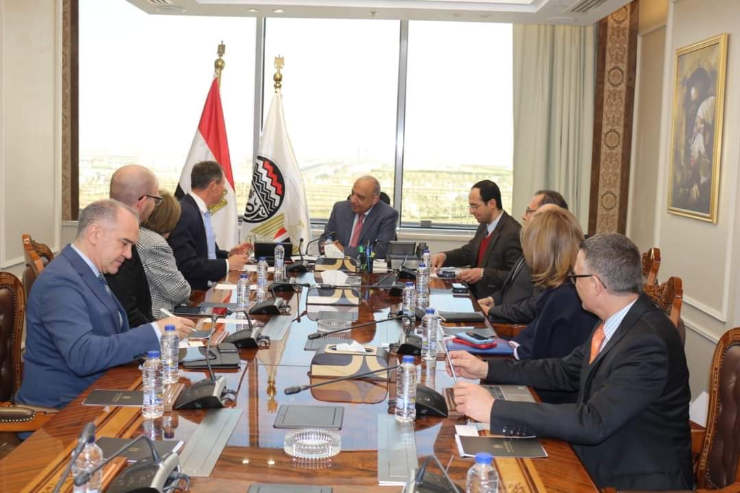 عصمت يبحث مع رئيس شركة "ريتر" السويسرية موقف التوريد والتشغيل للماكينات الحديثة بمصانع الغزل والنسيج الجديدة
