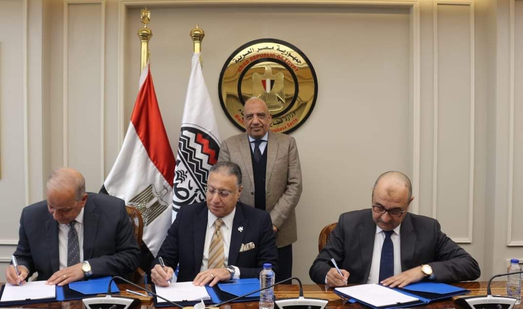 وزير قطاع الأعمال يشهد توقيع عقد إنشاء وإدارة وتشغيل مصنع لإنتاج منتجات الكلور ومشتقاته
